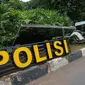 Pekerja mulai merenovasi pos Polisi Sarinah, Jakarta, Jumat (15/1/2016). Pasca teror bom di Pos Polisi Sarinah yang hancur, mulai dibersihkan dan diperbaiki. (Liputan6.com/Faizal Fanani)