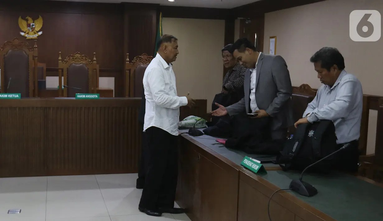 Mantan anggota DPR Markus Nari (kiri) usai menjalani sidang putusan terkait proyek e-KTP di Pengadilan Tipikor, Jakarta, Senin (11/11/2019). Markus Nari divonis enam tahun penjara dan denda Rp 300 juta subsider tiga bulan kurungan. (Liputan6.com/Herman Zakharia)