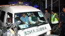 Mobil ambulans yang mengangkut jenazah terpidana mati Zainal Abidin terlihat keluar dari Pulau Nusakambangan, Cilacap, Rabu (29/4/2015). Adik almarhum (tengah) tampak duduk di kursi depan ambulans yang bernomor 9 tersebut. (Liputan6.com/Yoppy Renato) 
