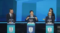 Ketua umum PSSI saat memegang kertas bertuliskan Malaysia dalam acara drawing ASEAN Championship 2026 di Studio RCTI Plus, Jakarta Barat, Kamis (15/1/2026). (Bola.com/Nur Iman Ali)