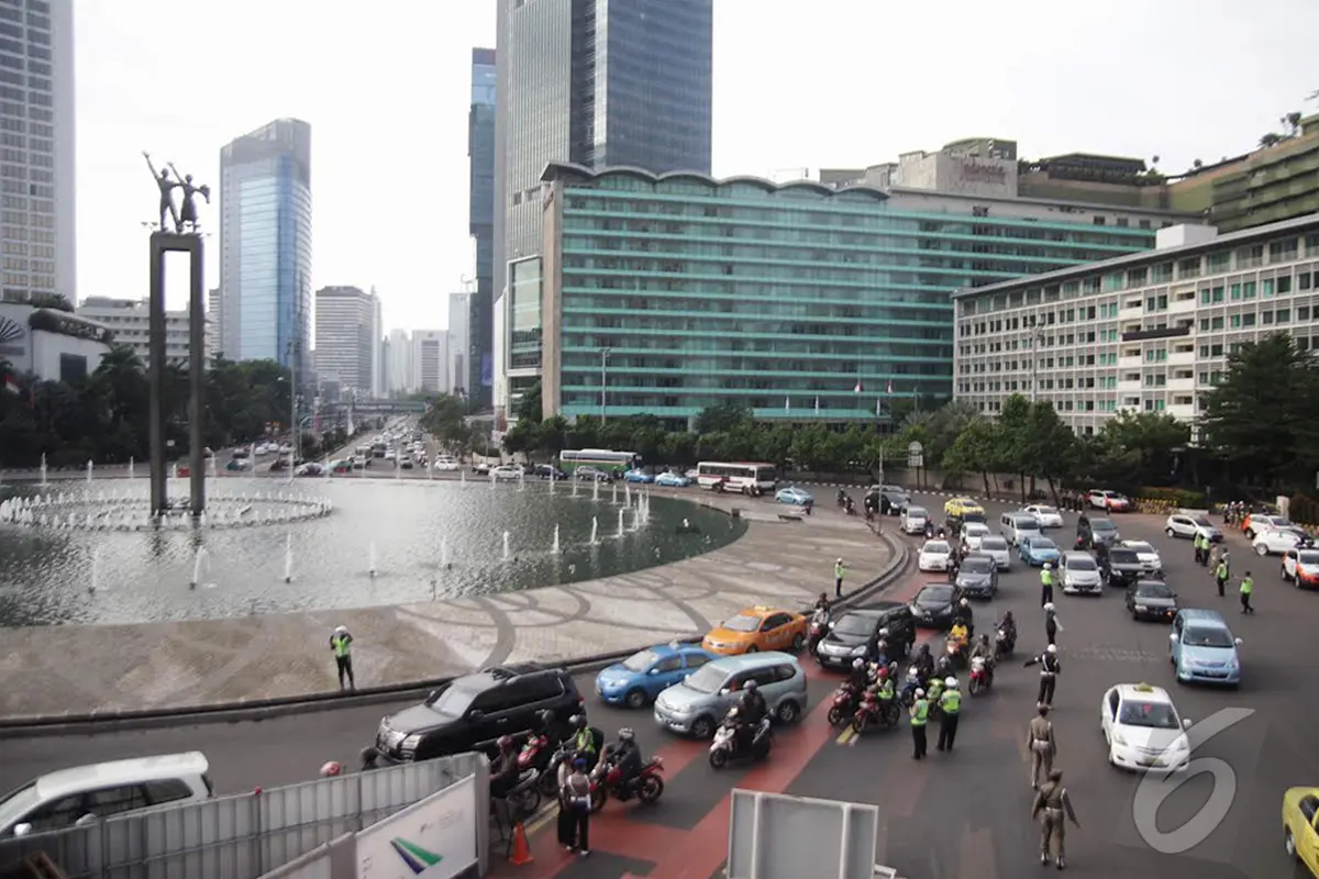 Uji Coba Larangan Sepeda Motor Lintasi Bundaran HI