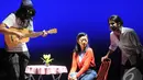 Ariyo Wahab (kanan) ikut meramaikan konser bertajuk "Jakarta Pagi Ini & Slank Musikal", Jakarta, Kamis (18/12/2014). (Liputan6.com/Herman Zakharia)