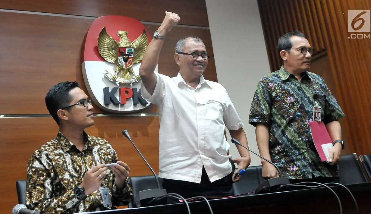 Ketua KPK Agus Rahardjo mengepalkan tangan saat memberikan keterangan pers terkait penetapan Ketua DPR RI Setya Novanto sebagai tersangka di Gedung KPK Jakarta, Senin (17/7). (Liputan6.com/Helmi Afandi)
