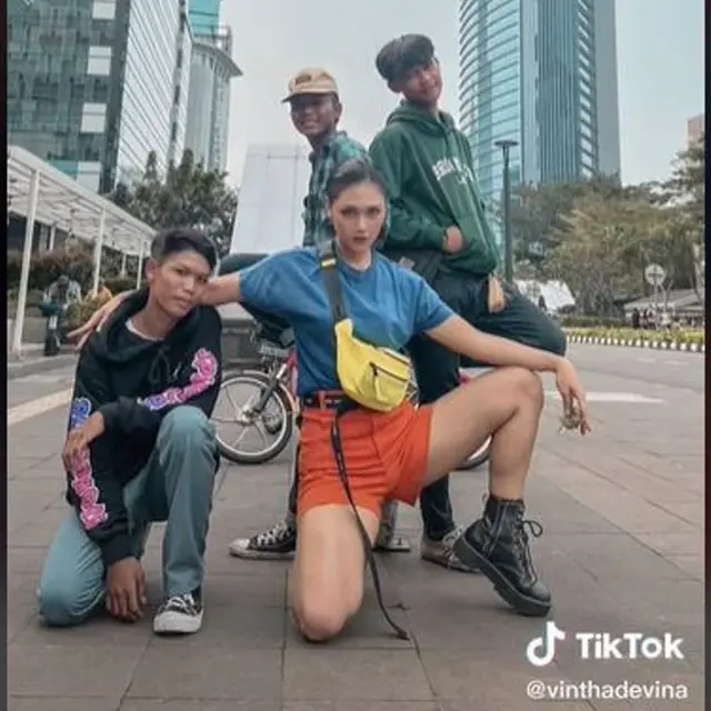 Model Vintha Devina Ajari Remaja Citayam Fashion Week Cara Berpose yang Baik
