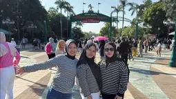 Ketiganya terlihat menikmati momen di tempat ikonis tersebut. Dengan busana kasual seragam, mereka berfoto di depan gerbang Disneyland yang megah. Senyuman merekah di wajah ketiganya menunjukkan rasa syukur dan kebahagiaan.(Liputan6.com/IG/@ciamyayu_94)