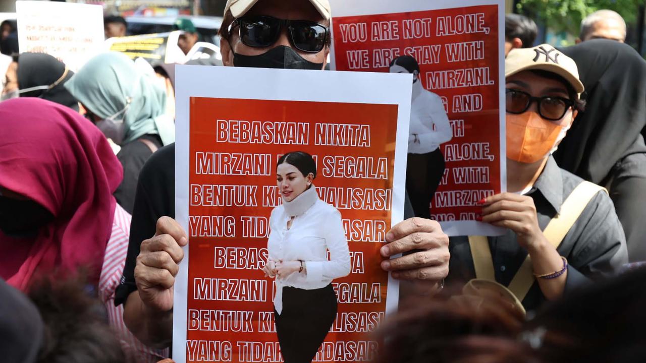 FOTO: Sidang Diwarnai Demo, Nikita Ajukan Eksepsi atas Dakwaan Pemerasan dan TPPU