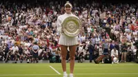 Marketa Vondrousova dari Republik Ceko merayakan dengan trofi setelah mengalahkan Ons Jabeur dari Tunisia untuk memenangkan final tunggal putri pada hari ketiga belas kejuaraan tenis Wimbledon di London, Sabtu, 15 Juli 2023. (AP Photo/Alberto Pezzali)