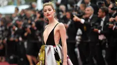 Aktris AS Amber Heard berpose saat tiba dalam pemutaran film "Sorry Angel (Plaire, Aimer et Courir Vite)" pada Festival Film Cannes ke-71 di Cannes, Prancis (10/5). Amber Heard tampil seksi saat menghadiri festival fim tersebut. (AFP Photo/Loic Venance)