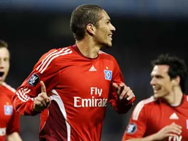 Hamburg's Jose Paolo Guerrero celebrates after scoring the opening goal against Manchester City during the UEFA Cup quarter-final second leg at the City of Manchester Stadium on April 16, 2009. AFP PHOTO/Adrian DENNIS
