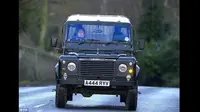 Perempuan Kendarai Land Rover Defender, Kenapa Tidak? 