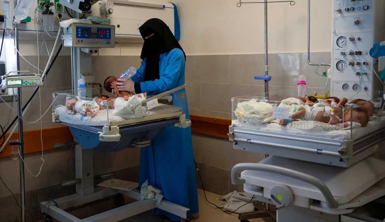 Media pemerintah Mesir mengatakan bayi-bayi yang dievakuasi dari Rumah Sakit Al Shifa di Jalur Gaza, Palestina, telah tiba di Mesir. (AP Photo/Fatima Shbair)