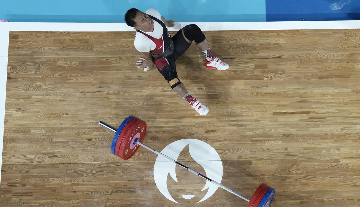 Lifter Indonesia, Eko Yuli Irawan gagal melakukan angkatan clean and jerk pada cabor angkat besi Olimpiade Paris 2024 di South Paris Arena, Paris, Prancis, Rabu (07/08/2024). (AP Photo/Pool/Dita Alangkara)