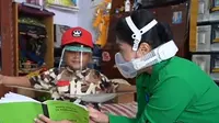 Ketua Umum Persit Kartika Chandra Kirana, Hetty Andika Perkasa berbincang dengan adik ajudannya di Probolinggo. (YouTube TNI AD)