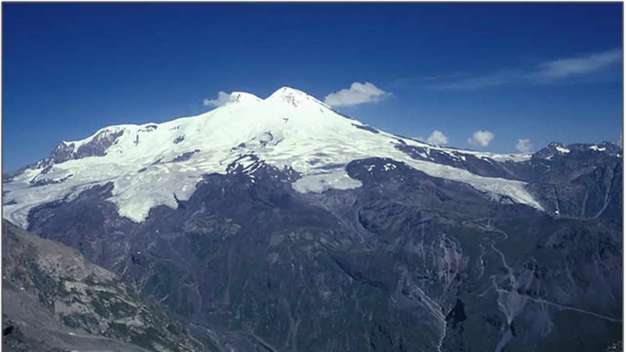 Hebat, Tim Ekspedisi MAPALA UMY Sukses ke Puncak Elbrus Rusia
