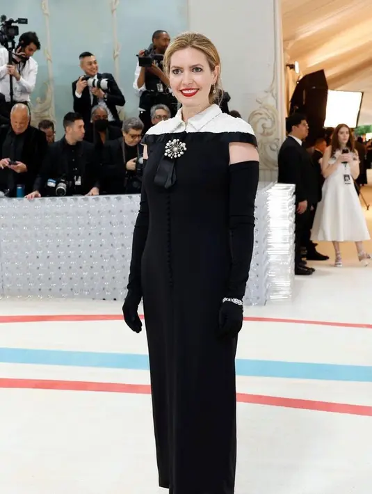 Ternyata gaun off-the-shoulder bisa dipasangkan dengan kemeja putih seperti opsi Eaddy Kiernan Bunzel ini. [@officialmetgala]