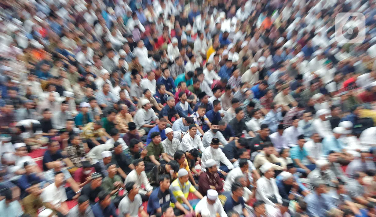 Pelaksanaan Sholat Jumat pertama Ramadhan diikuti ribuan umat muslim. (Liputan6.com/Angga Yuniar)