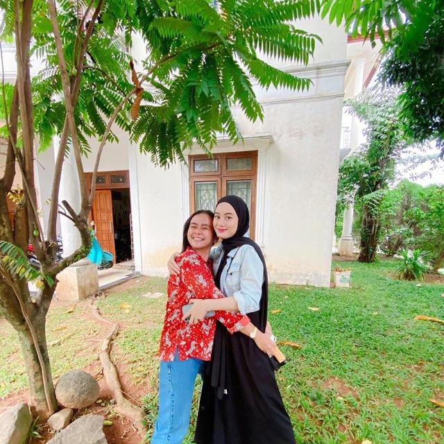 6 Potret Kebersamaan Dinda Hauw dan Manajernya, Bak Saudara Kandung