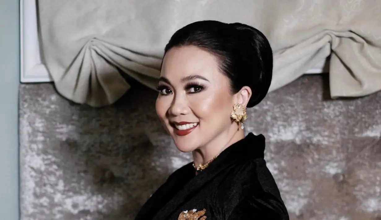Tugek Ayu Hornisan, juga kerap tampil anggun dengan makeup klasik yang menawan berpadu kebaya tradisional. Pulasan bibir dan mata tampil seimbang. Adi Adrian berhasil hadirkan riasan khas Indonesia yang penuh pernyataan. [Foto: Instagram/ Adrian].