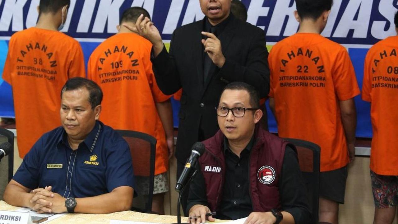 Kepala Kantor Wilayah DJBC Jakarta, Rusman Hadi (kiri), Direktur Interdiksi Narkotika DJBC Syarif Hidayat (tengah) dan Wakil Dirtipid Narkoba Bareskrim Polri Kombes Arie Ardian Rishadi (kanan) memberikan keterangan pers terkait penggagalan penyelundupan n