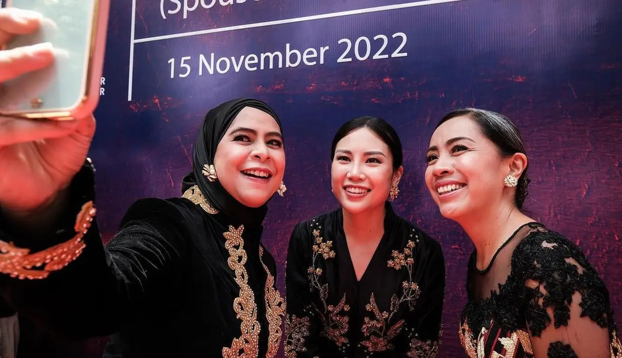 Wamenparekraf Angela Tanoe tampil cantik dalam balutan Tenun Bali. Tanun Bali dengan corak mawar dari Karangasem, Balit it dipadukan dengan kebaya hitam berpayet. [instagram/angelatanoesoedibjo]