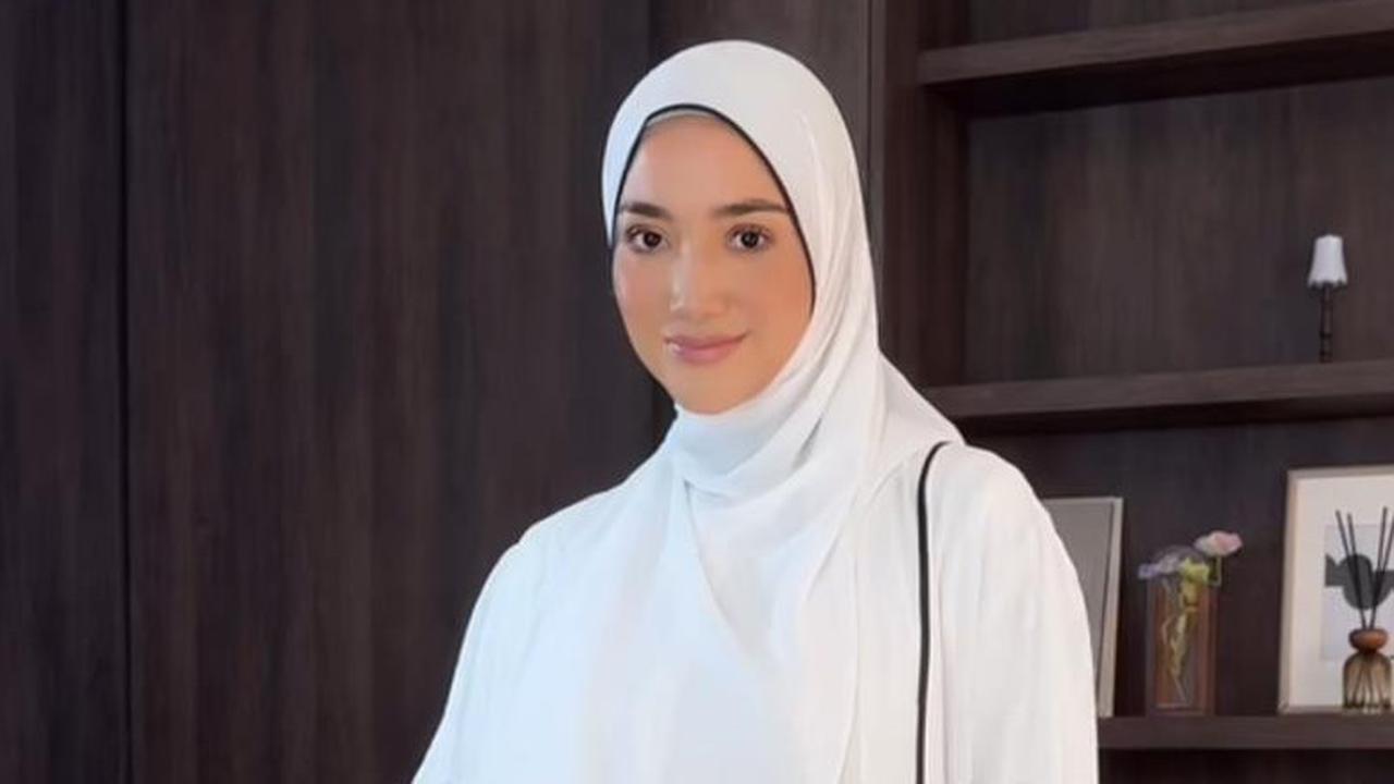 5 Potret Gaya Abaya Erica Putri yang Elegan dan Minimalis, Inspirasi Tampil Cantik Saat Lebaran