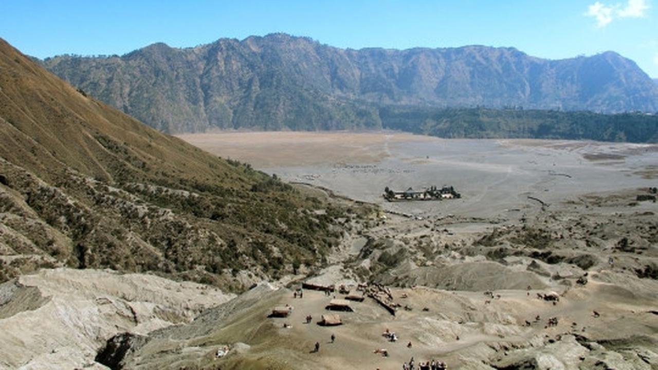 Melihat pesona kawah Gunung Bromo lebih dekat