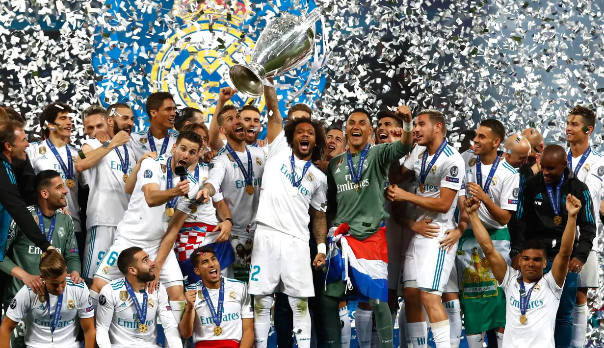 Pemain Real Madrid melakukan selebrasi usai menjadi juara Liga Champions 2018 di Stadion NSK Olimpiyskiy, Ukraina (26/5). Real Madrid berhasil menjadi juara Liga Champions 2018 usai mengalahkan Liverpool 3-1. (AP / Matthias Schrader)