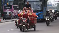 Warga membawa bahan makanan dengan sepeda motor di kawasan Tangerang, Banten, Rabu (16/2/2022).  Hal itu berdasarkan Survei Pemantauan Harga (SPH) BI pada minggu kedua Februari 2022 memperkirakan terjadi deflasi 0,11 persen secara bulanan (month to month/mtm). (Liputan6.com/Angga Yuniar)