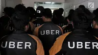 Sejumlah driver Uber berkumpul saat akan mendaftar menjadi pengemudi Go-Jek di kantor cabang Gunung Sahari, Jakarta, Minggu (1/4). Operasional Uber rencananya akan tutup pada 8 April mendatang setelah resmi diakuisisi Grab. (Merdeka.com/Iqbal S Nugroho)