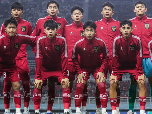 <p>Para pemain starting XI Timnas Indonesia U-17 berfoto sebelum dimulainya laga kedua Grup A Piala Dunia U-17 2023 menghadapi Timnas Panama U-17 di Stadion Gelora Bung Tomo (GBT), Surabaya, Senin (13/11/2023). (Bola.com/Bagaskara Lazuardi)</p>