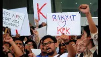 Sejumlah aktivis menggelar aksi dukungan kepada KPK di gedung KPK, Jakarta, Jumat (23/1/2015). Beberapa perwakilan aktivis menyampaikan orasi. (Liputan6.com/Faisal R Syam)