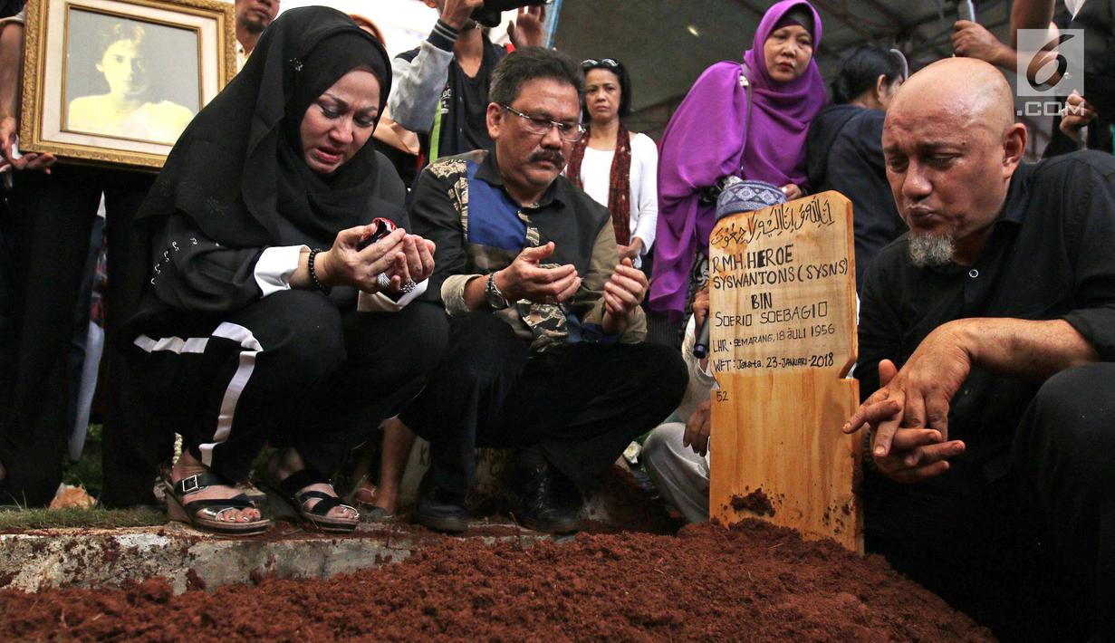 Penyanyi dangdut Camelia Malik saat di pusara makam artis senior RMH Heroe Siswanto atau dikenal Sys NS di TPU Jeruk Purut, Jakarta, Selasa (23/1). (Liputan6.com/Herman Zakharia)