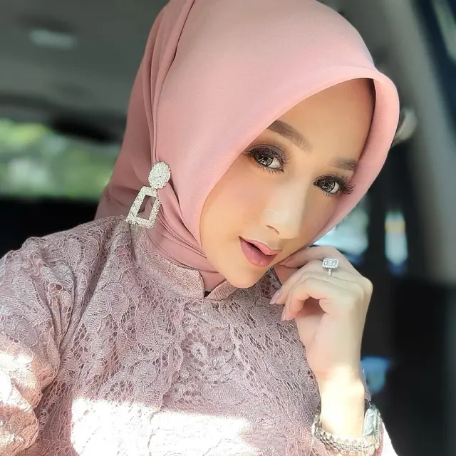 7 Potret Terbaru Angel Emitasari Pedangdut yang Jadi Kades di Lamongan, Tampil Berhijab