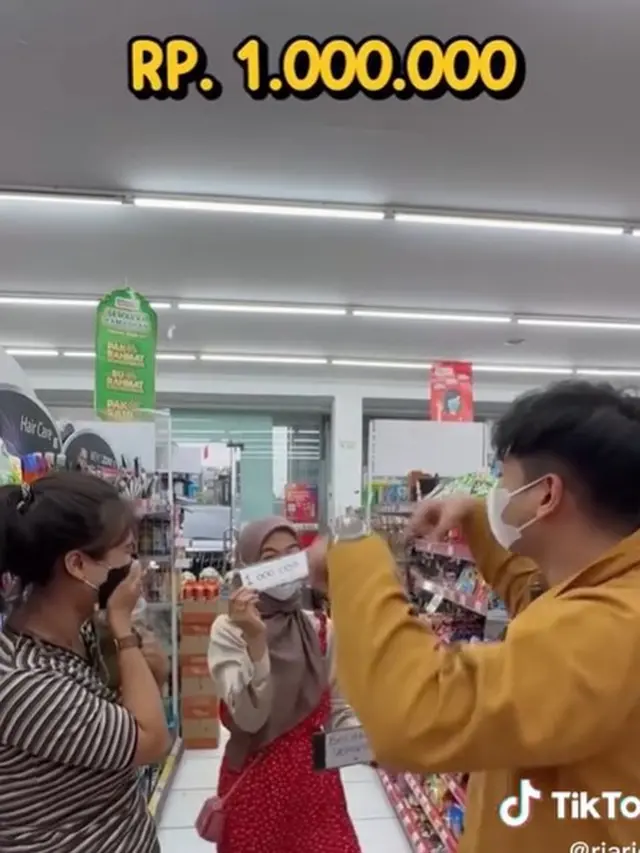 Ria Ricis bagi THR (TikTok/riaricis)