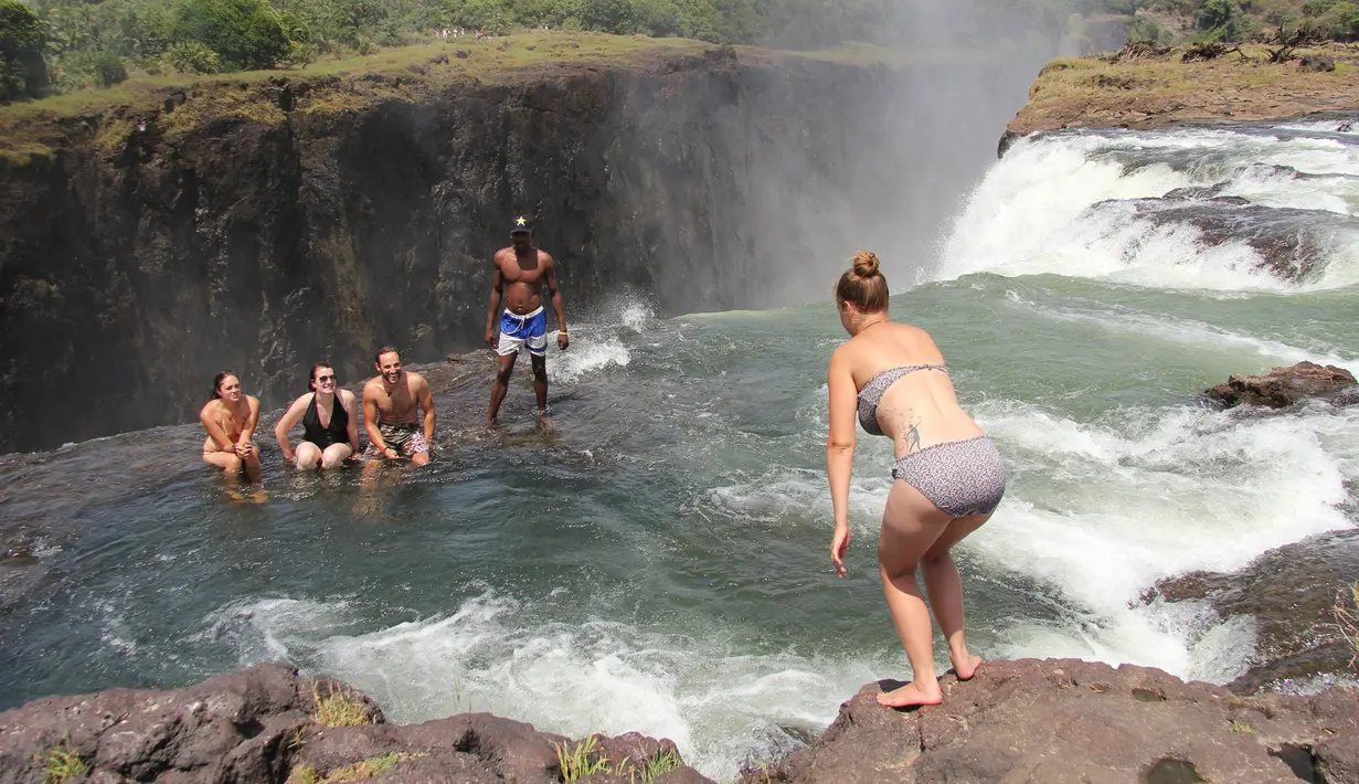 Kolam renang Devil yang terletak tepat di air terjun Victoria yang  di perbatasan atar dua negara yaitu Zambia dan Zimbabwe. Kolam renang ini hanya dikunjungi hanya pada waktu - waktu tertentu karena leverl air yang begitu tinggi dan deras. (www.origo.hu)
