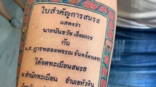 Seorang suami buat tato surat nikah