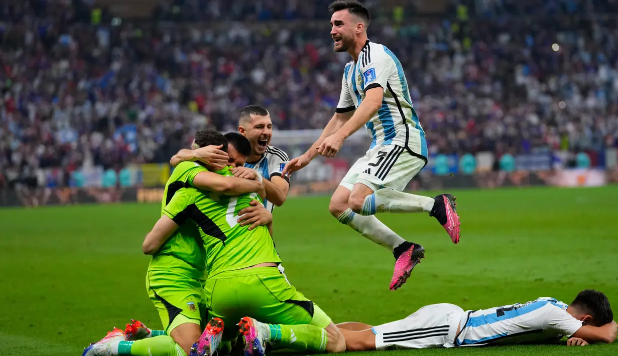 Para pemain Argentina merayakan kemenangan adu penalti atas Prancis pada pertandingan sepak bola final Piala Dunia 2022 di Stadion Lusail, Lusail, Qatar, 18 Desember 2022. Bermain imbang 3-3 selama 120 menit, Prancis akhirnya tumbang 2-4 dari Argentina dalam drama adu penalti. (AP Photo/Petr David Josek)