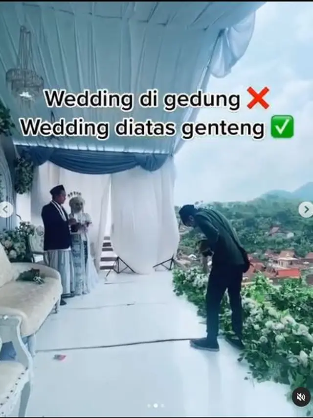 Viral Pengantin Gelar Pernikahan di Atas Genting, Jadi Spot Foto Terbaik