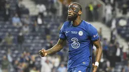 Antonio Rudiger - Bek tengah Chelsea itu juga dikabarkan menjadi salah satu pemain yang akan cabut dari Liga Inggris. Kontraknya yang akan berakhir dan godaan dari Bayern Munchen, PSG dan Real Madrid bisa membuatnya hengkang tahun depan. (AFP/Pierre-Philippe Marcou)