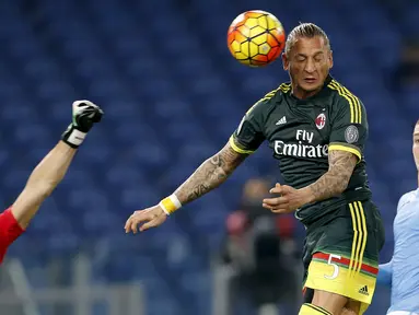 Pemain AC Milan, Philippe Mexes (kanan), menyundul bola yang berujung gol ke gawang Lazio dalam laga Serie A Italia di Stadion Olimpico, Roma, Senin (2/11/2015) dini hari WIB. (Reuters/Giampiero Sposito)