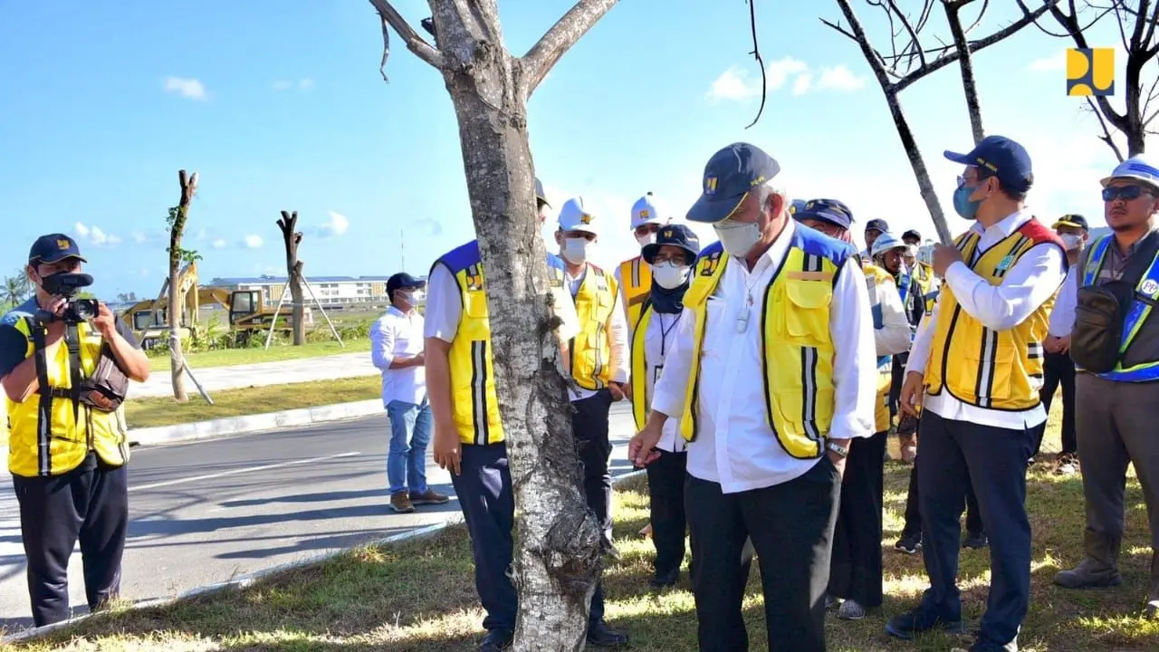 Menteri PUPR Basuki Hadimuljono menginstruksikan agar penghijauan di koridor jalan kawasan Sirkuit Mandalika tetap dioptimalkan, khususnya pada median jalan dan bukit di sekitar jalan. (Dok Kementerian PUPR)