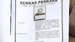Kabid Humas Polda Metro Jaya Kombes Raden Prabowo Argo Yuwono memperlihatkan berkas tersangka Ratna Sarumpaet di Polda Metro Jaya, Kamis (8/11). Berkas kasus Ratna Sarumpaet resmi dilimpahkan ke Kejaksaan Tinggi DKI Jakarta. (Liputan6.com/Johan Tallo)
