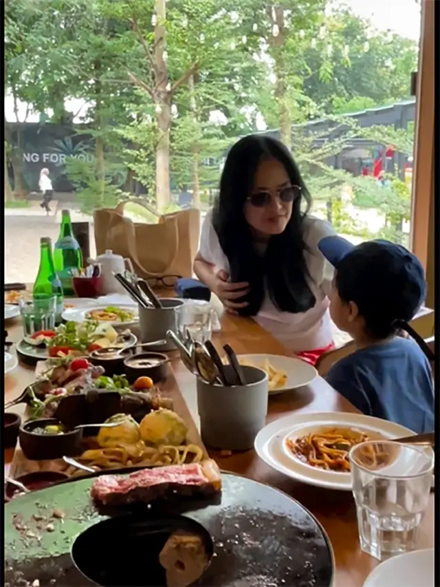 Donna Harun bersama anak dan cucu