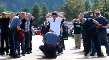 Polisi memeriksa tas mahasiswa dan staf setelah terjadi penembakan di Umpqua Community College di Roseburg, Oregon, AS, Kamis (1/10/2015). 13 orang tewas dan sekitar 20 lainnya terluka akibat kejadian tersebut. (REUTERS/Michael Sullivan/The News-Review)