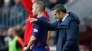 Pelatih Barcelona Ernesto Valverde memberi instruksi kepada pemainnya saat melawan Athletic Bilbao dalam pertandingan La Liga Spanyol di stadion Camp Nou di Barcelona (18/3). (AFP Photo/Pau Barrena)