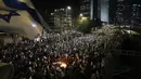 Massa dalam jumlah besar juga menggelar aksi di depan rumah PM Netanyahu di Yerusalem.  (AP Photo/Oren Ziv)