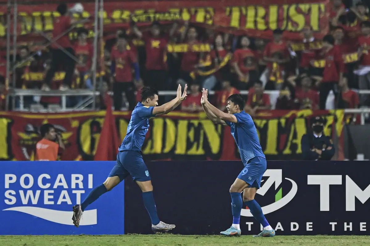 Pemain Thailand melakukan selebrasi usai menjebol gawang Vietnam