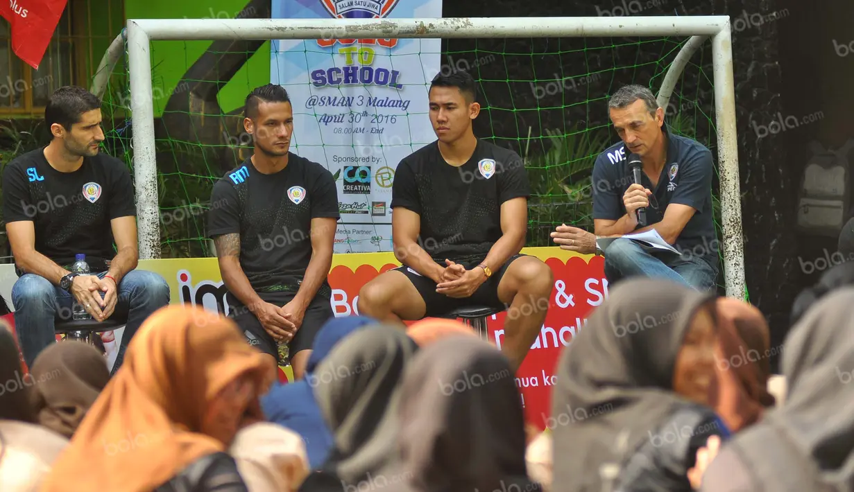 Pelatih Arema, Milomir Seslija dan pemain Arema menjawab pertanyaan dari siswa dan guru SMAN 3 Kota Malang dalam acara Arema Goes to School. Sabtu (30/4/2016). (Bola.com/Iwan Setiawan)
