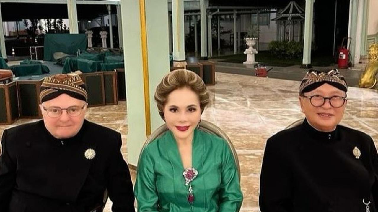 Tampil Elegan dengan Kebaya Hijau, Intip Momen Dewi Sukarno saat Hadiri Ultah Putri Solo
