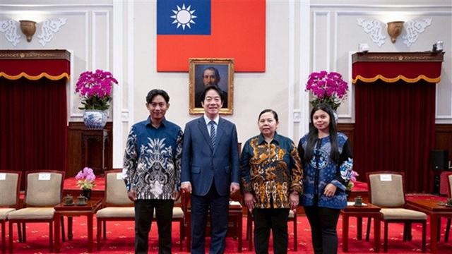 Sutiyani (kedua dari kanan) dan Presiden Lai Ching-te (kedua dari kiri).